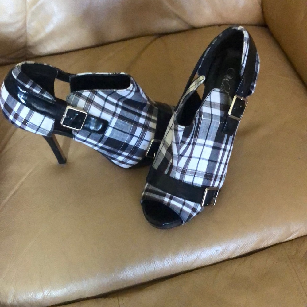 Adorable black and white heels